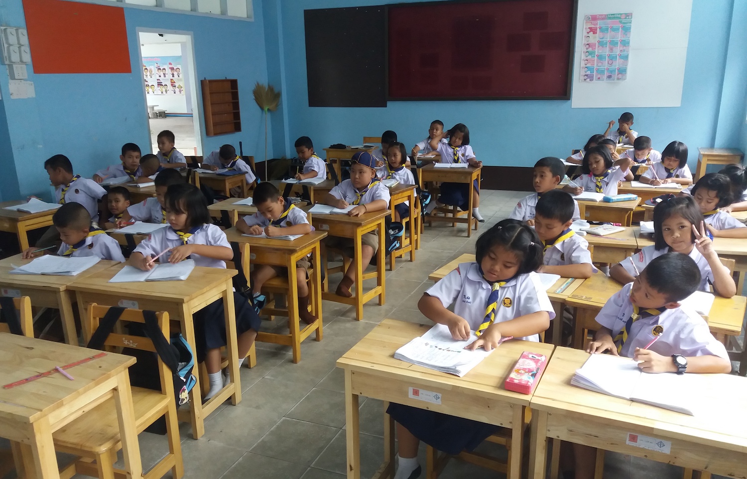 Respekt, Disziplin und viel Gemeinschaft Schulalltag an der Wat Lamai Grundschule in Thailand