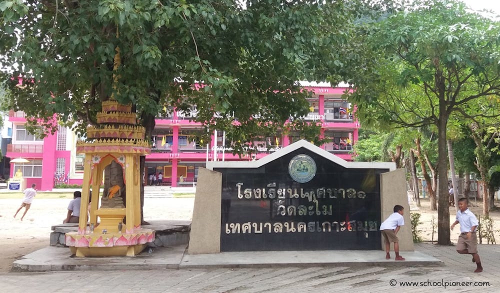 Wat Lamai Grundschule Auf Koh Samui In Thailand Unterricht Zwischen Buddhas Koniglichen Portrats Und Landesflaggen