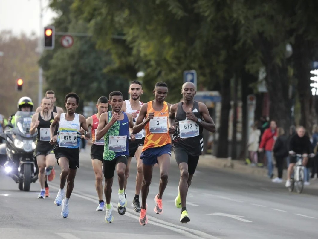 El keniata Sebastian Kimaru pulveriza el récord histórico de la EDP