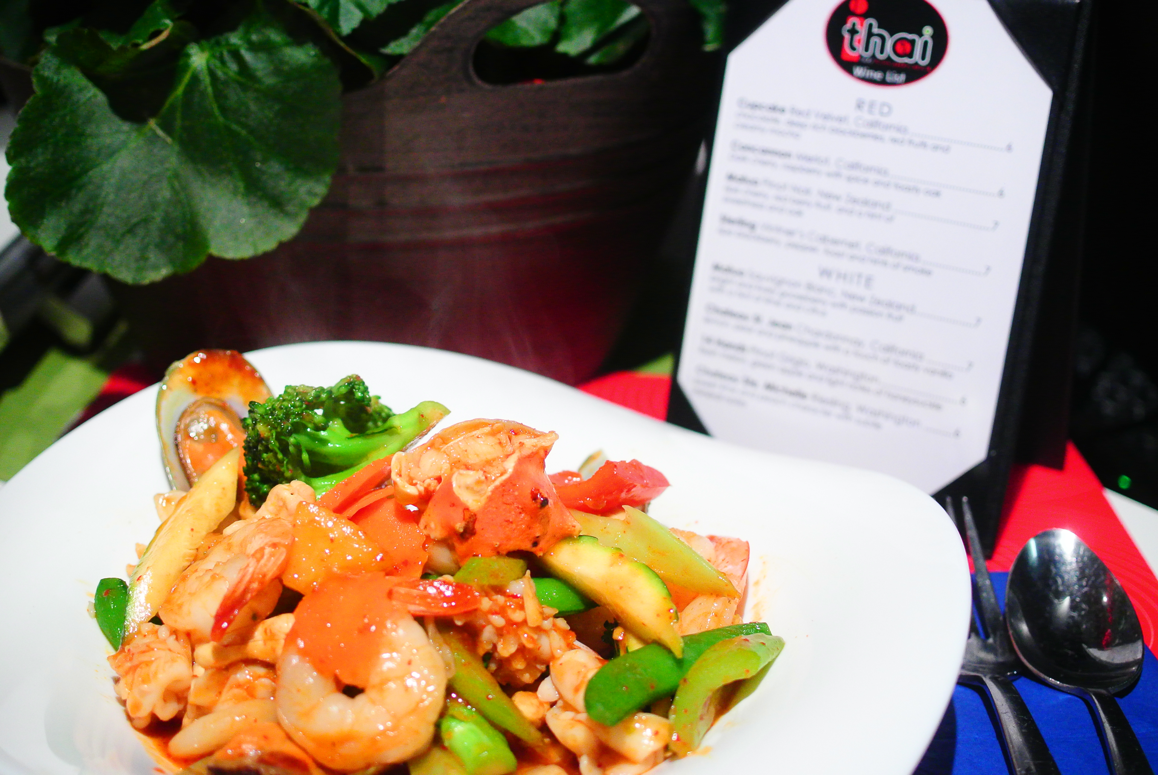 Order Online! iThai Restaurant (Guilford, CT) Open Dining