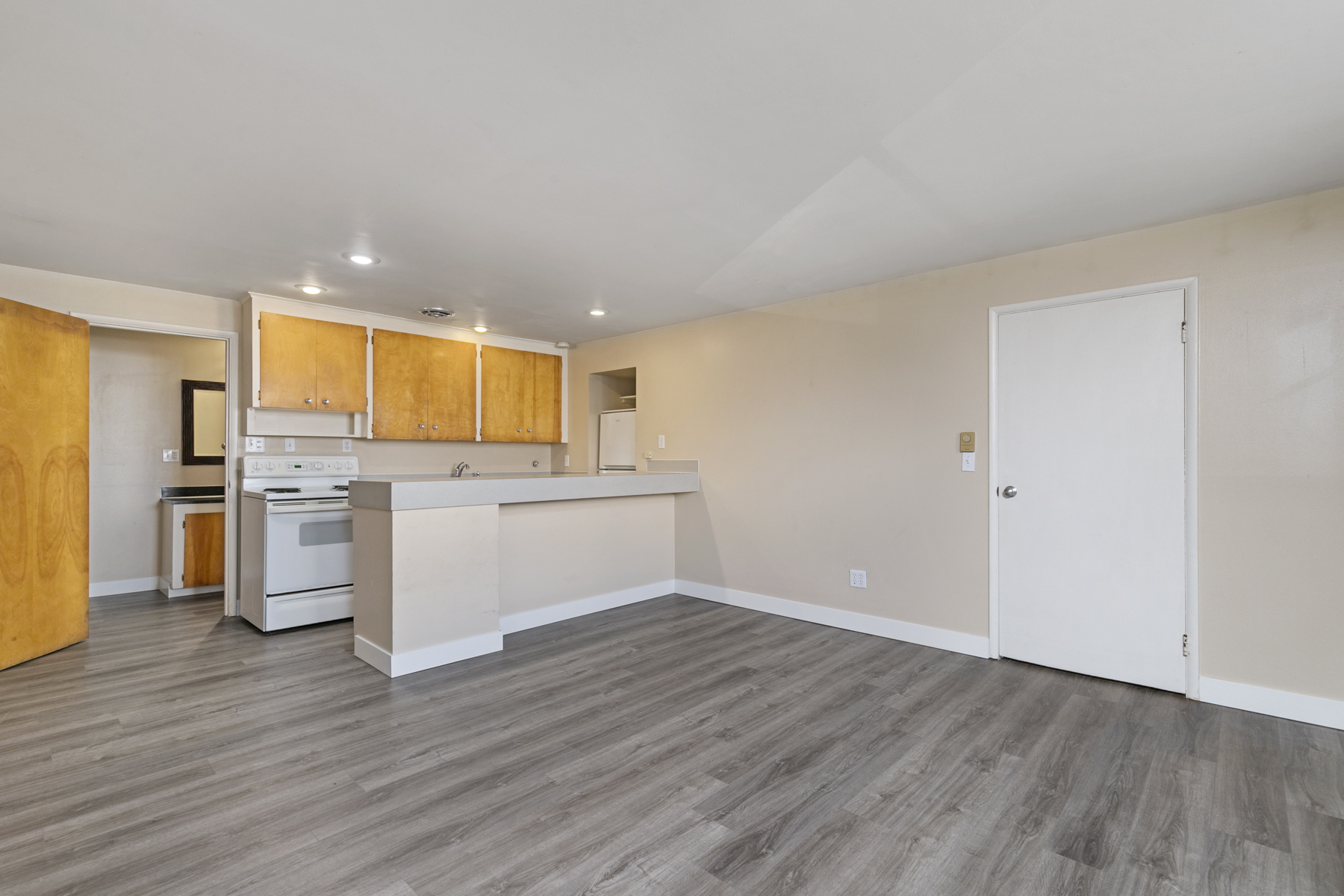 One month free rent! Incredible location, parking/storage incl.