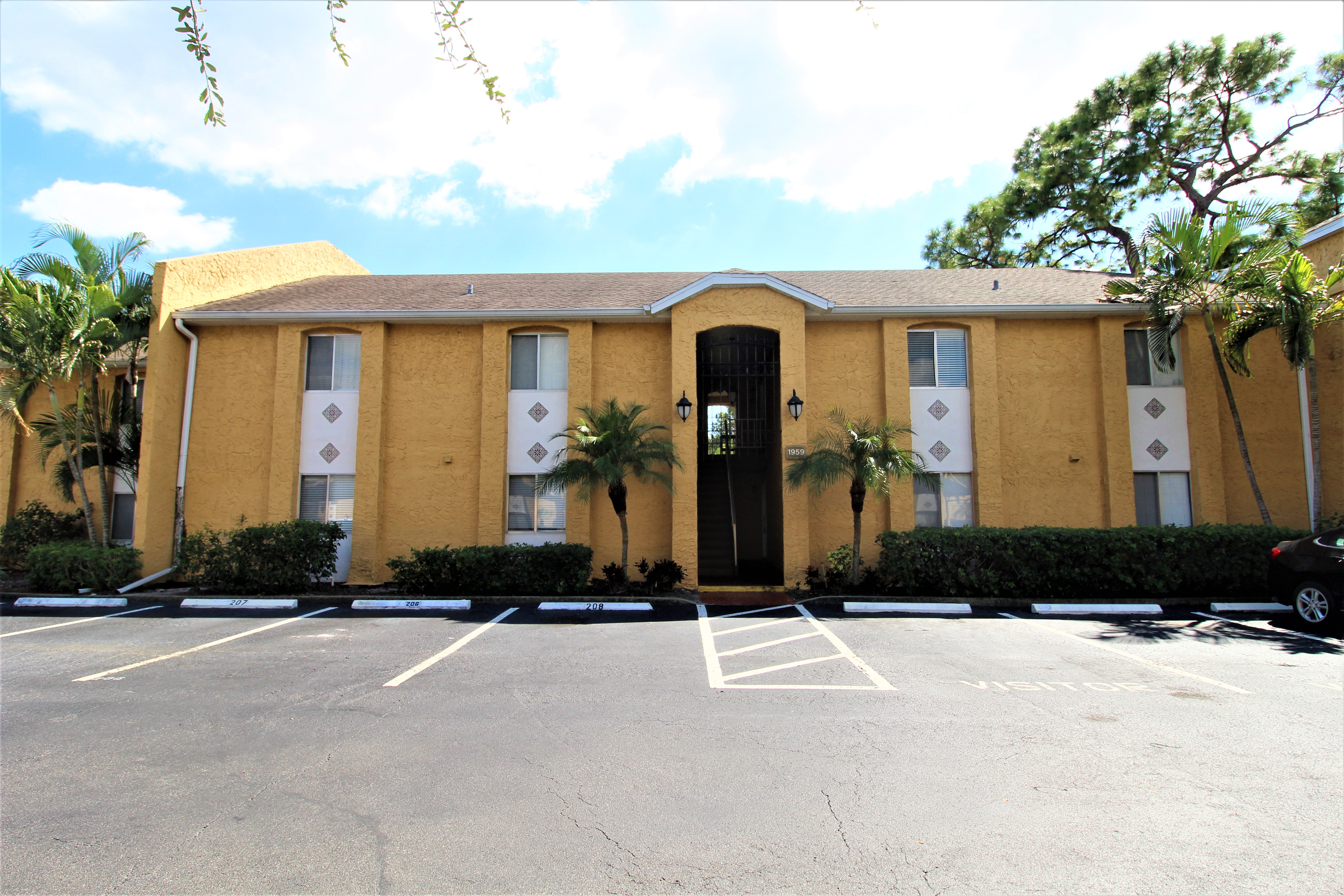 Stylish 2 Bedroom Condo in Sarasota Fully Furnished Annual Rental!