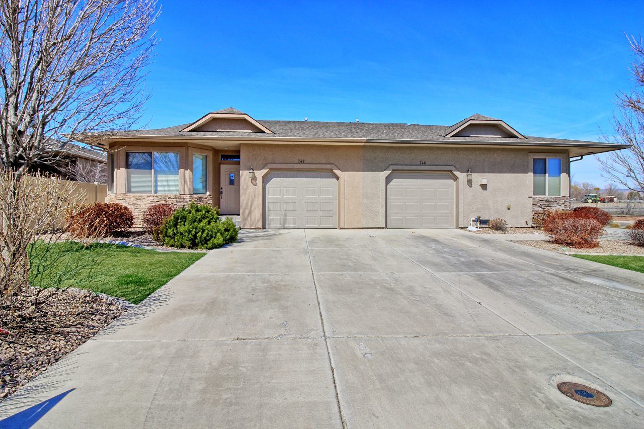 Lovely 2 Bedroom 2 Bath Townhouse in North Area!