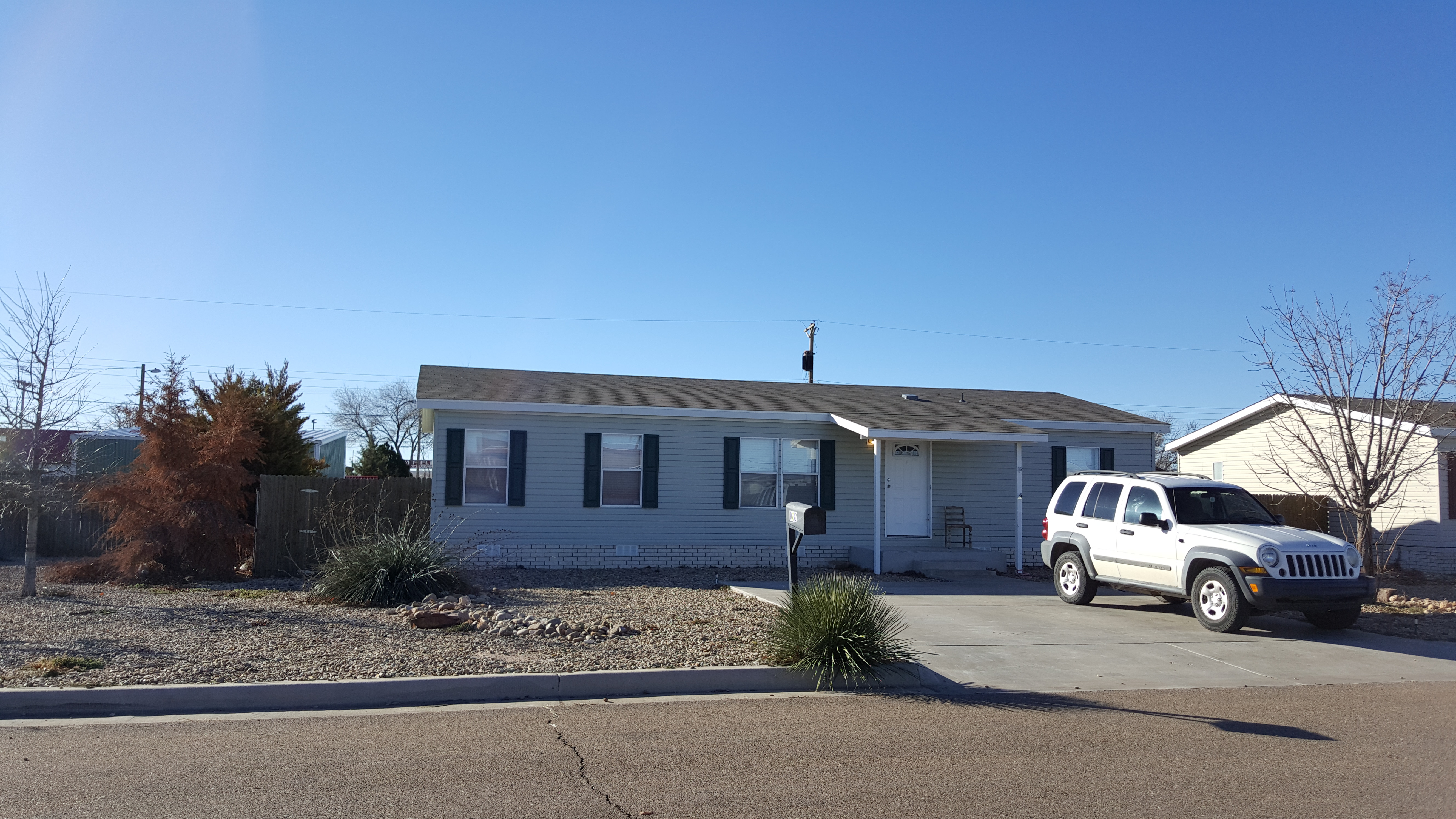 3 bedroom 2 bath pet friendly home with a large back yard!