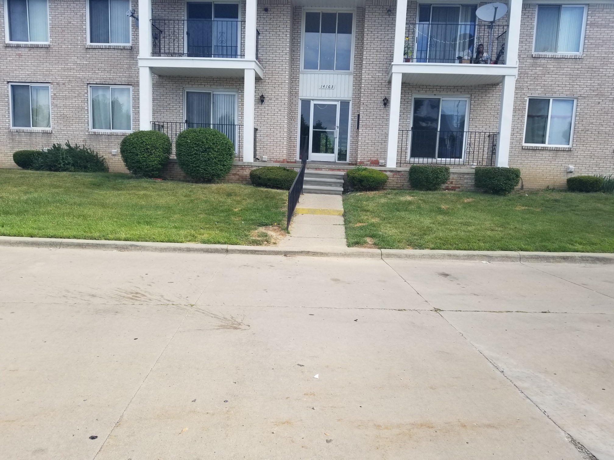 Main floor condo on Ivanhoe in Sterling Heights