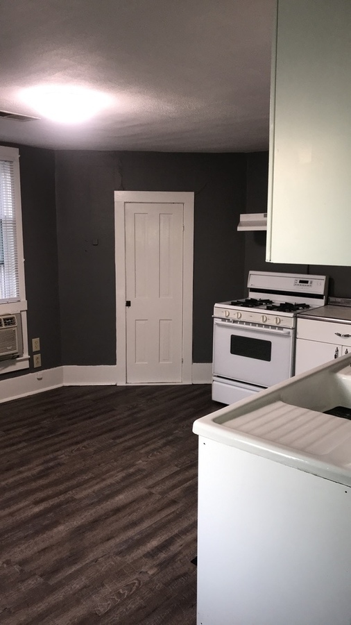 619 South Oakwood Street Apartment B, Oakwood, IL 61858 Zindars