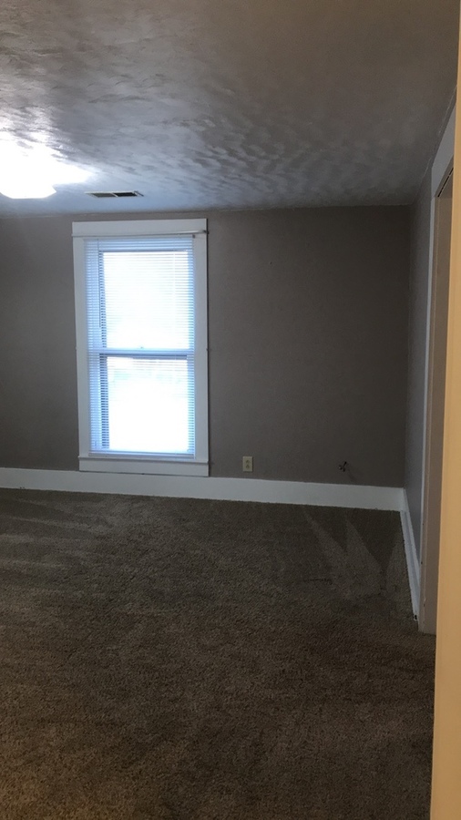 619 South Oakwood Street Apartment B, Oakwood, IL 61858 Zindars