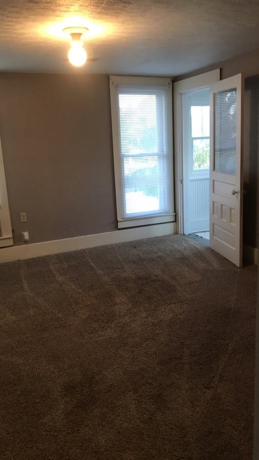 619 South Oakwood Street Apartment B, Oakwood, IL 61858 Zindars