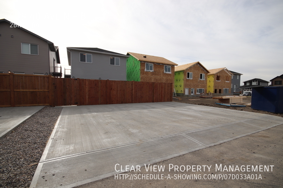 979 40 Ave N B, Lethbridge, AB T1H 6B7 Clear View Property