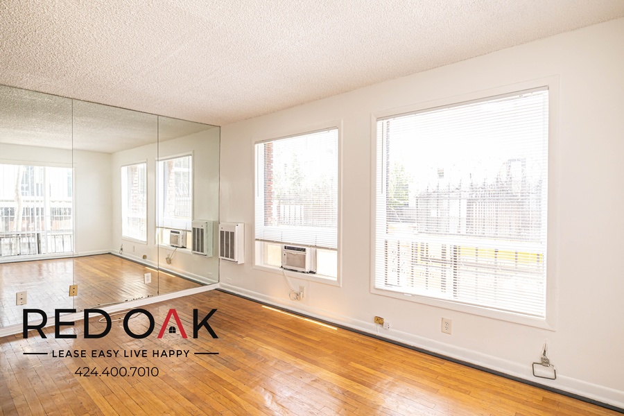 2816 Sunset Place 101, los Angeles, CA 90026 Red Oak