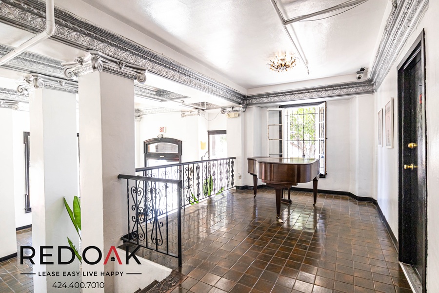 160 S Gramercy Pl 703, Los Angeles, CA 90004 Red Oak