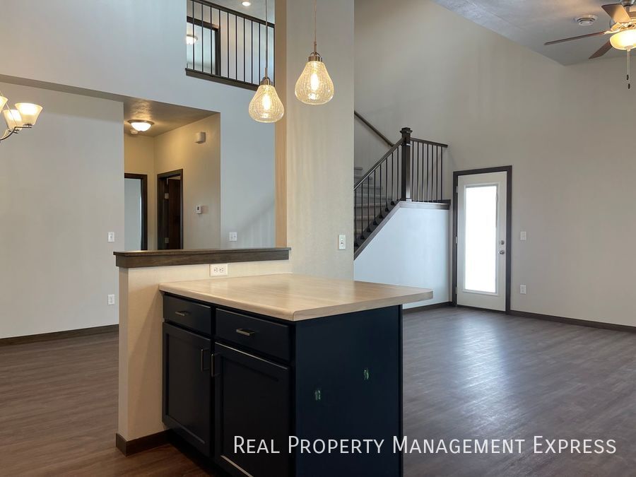 2801 S Julia Pl, Sioux Falls, SD 57106 Real Property Management Express