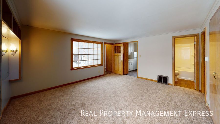 1916 S Walts Avenue, Sioux Falls, SD 57105 Real Property Management