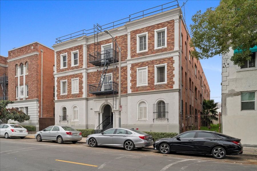 118 N. Westmoreland Ave. 207, Los Angeles, CA 90004 HighPoint Real Estate, Inc.