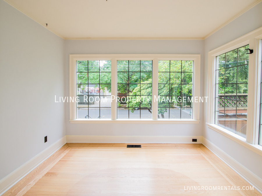 1417 NE Stanton St, Portland, OR 97212 Living Room Property Management