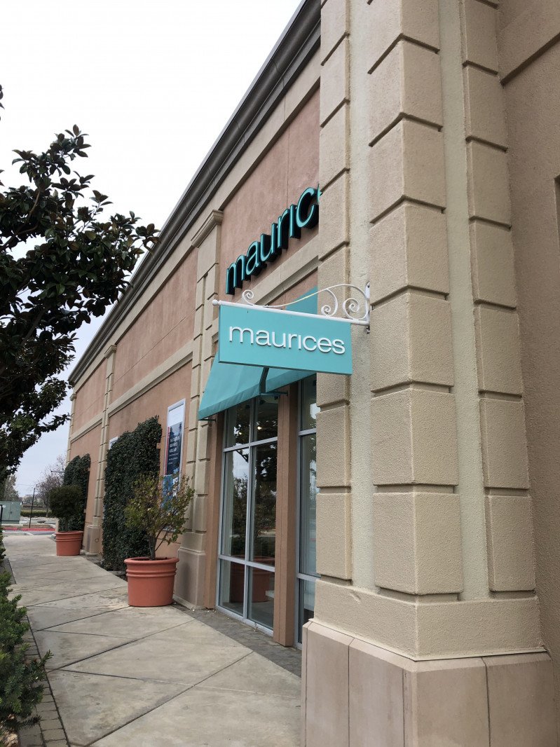 Pinky Nails Brentwood / Our staff always works with their talent and