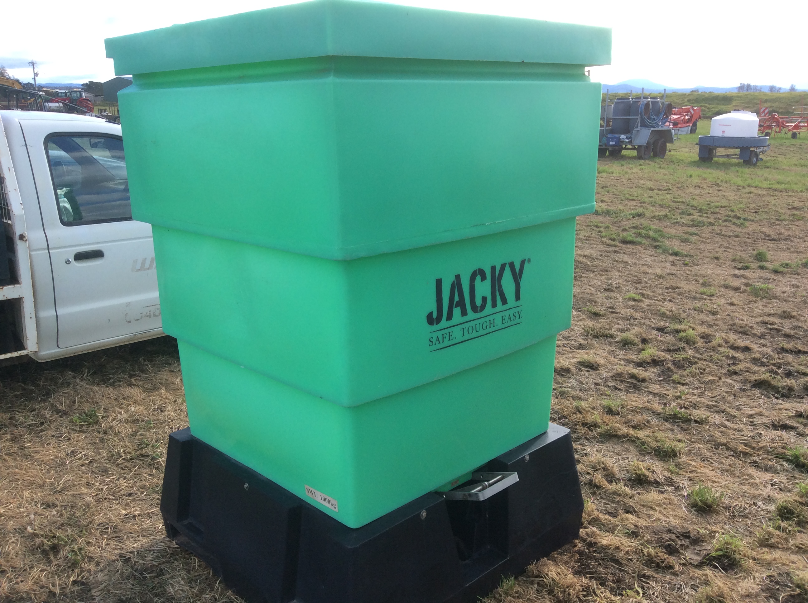 Jacky Bin with Underbody Chute Machinery & Equipment