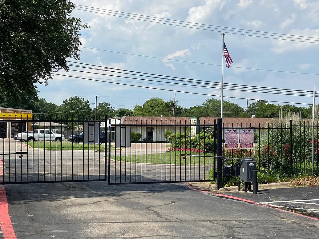 Park Manor Apartments in Irving, Texas