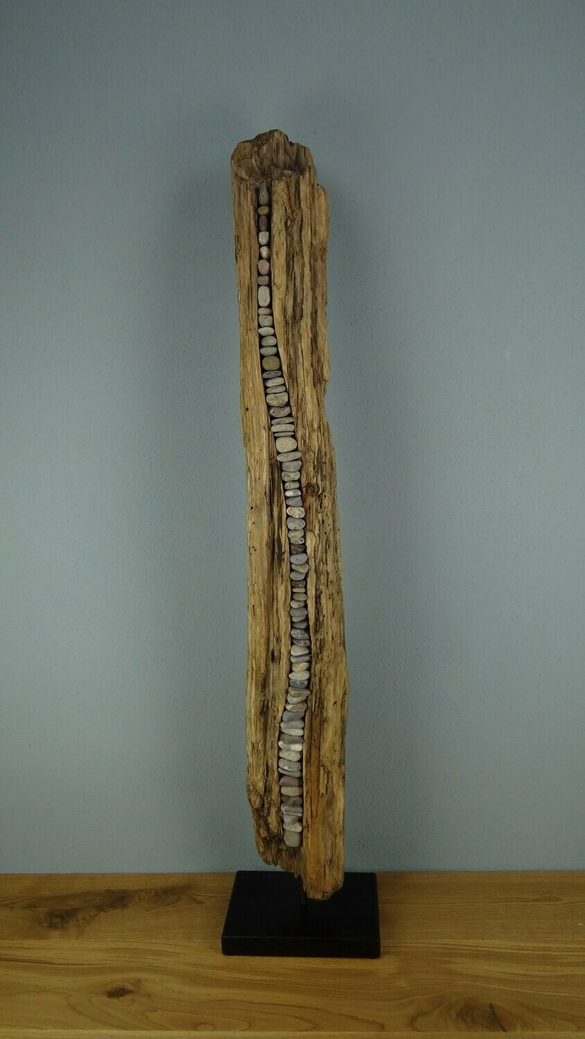 Treibholz / Schwemmholz Skulptur mit Steinen 104