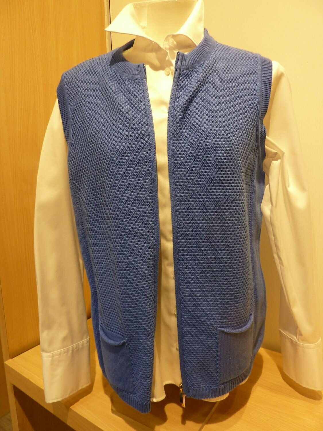 Rabe Strickweste ohne Arm mittelblau