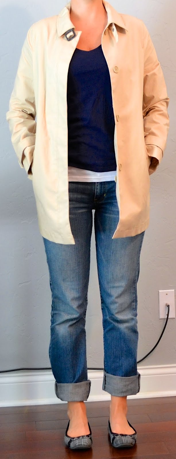 outfit post boyfriend jeans, navy tshirt, short trench