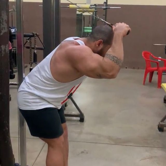 Tríceps Testa no Pulley Exercise Howto Workout Trainer by Skimble