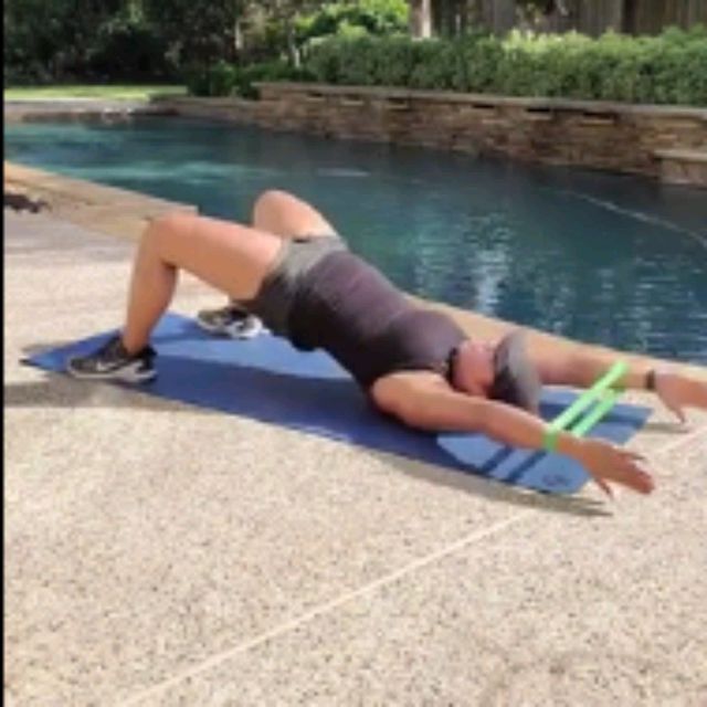 Mini Band Glute Bridge Pull Over by Francisco Perez Ejercicio Cómo