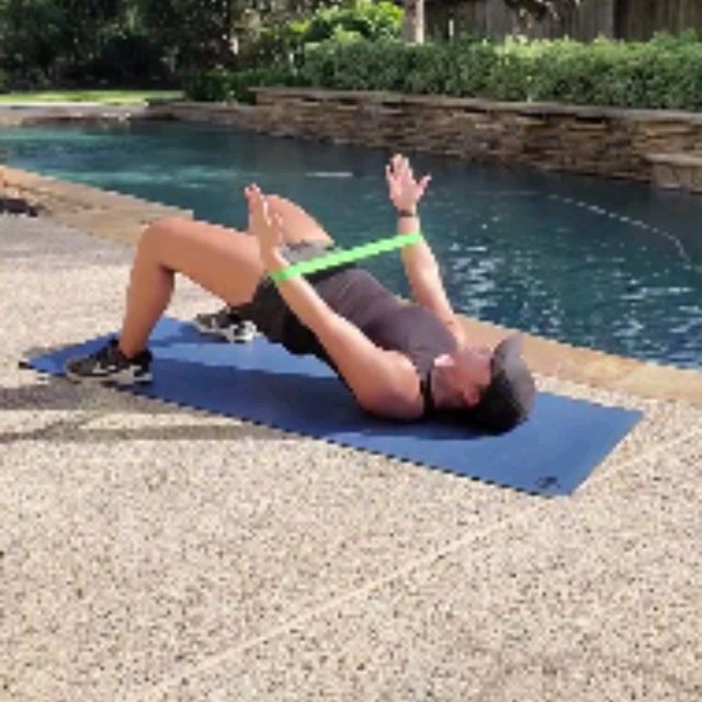 Mini Band Glute Bridge Pull Over by Francisco Perez Ejercicio Cómo
