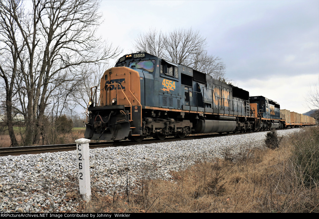 CSX 4554 leads northbound DODX train