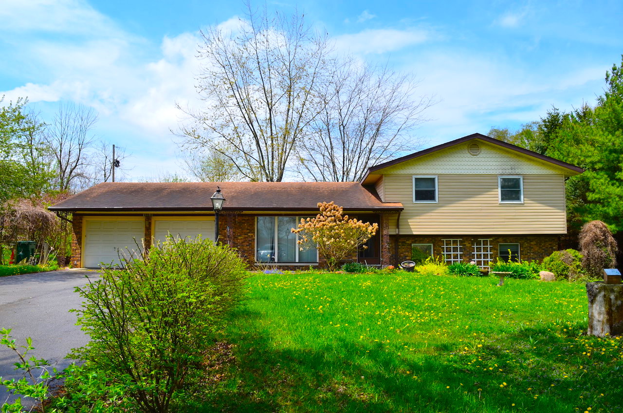 4 bedroom home and buildings in Roanoke Indiana Scheerer McCulloch