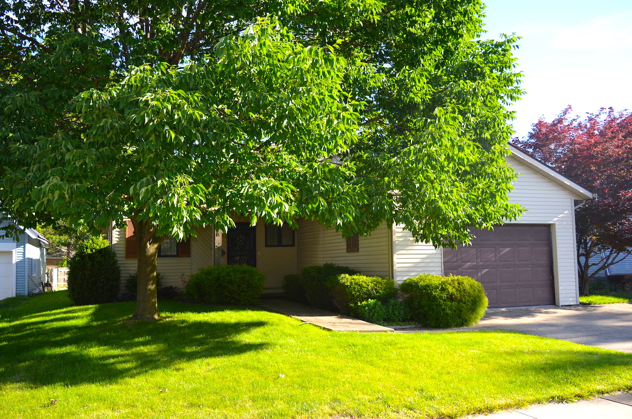 2 bedroom home with attached garage and outbuilding in downtown New