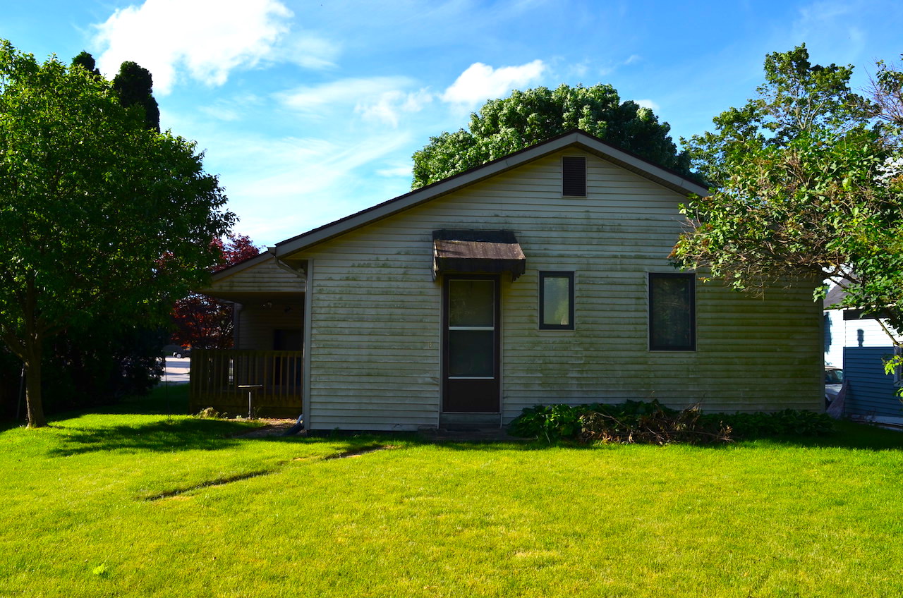 2 bedroom home with attached garage and outbuilding in downtown New