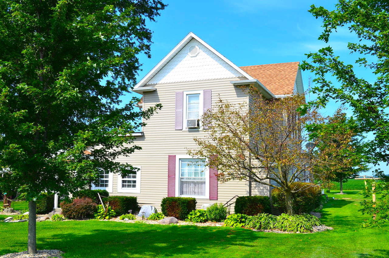 Well maintained 4 bedroom home and outbuildings in Bluffton Indiana