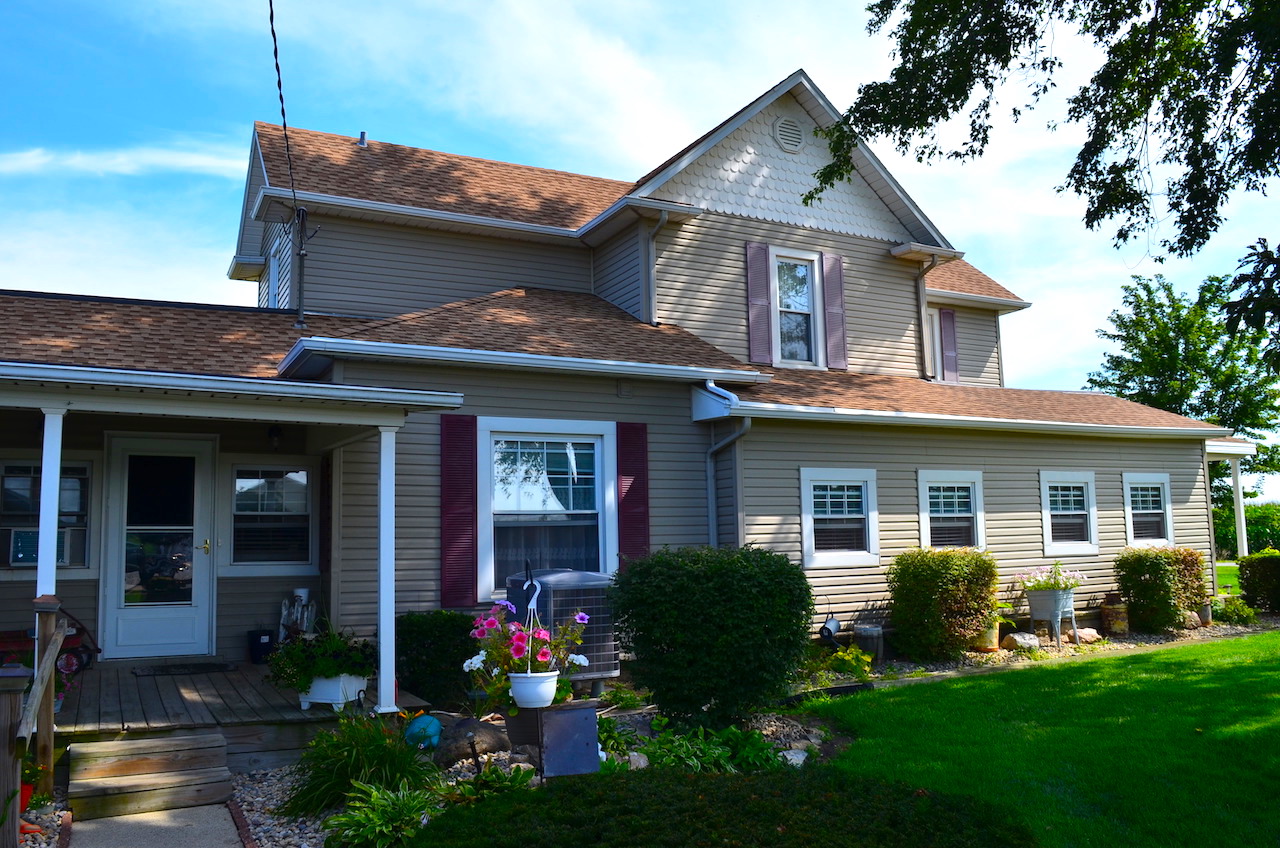 Well maintained 4 bedroom home and outbuildings in Bluffton Indiana