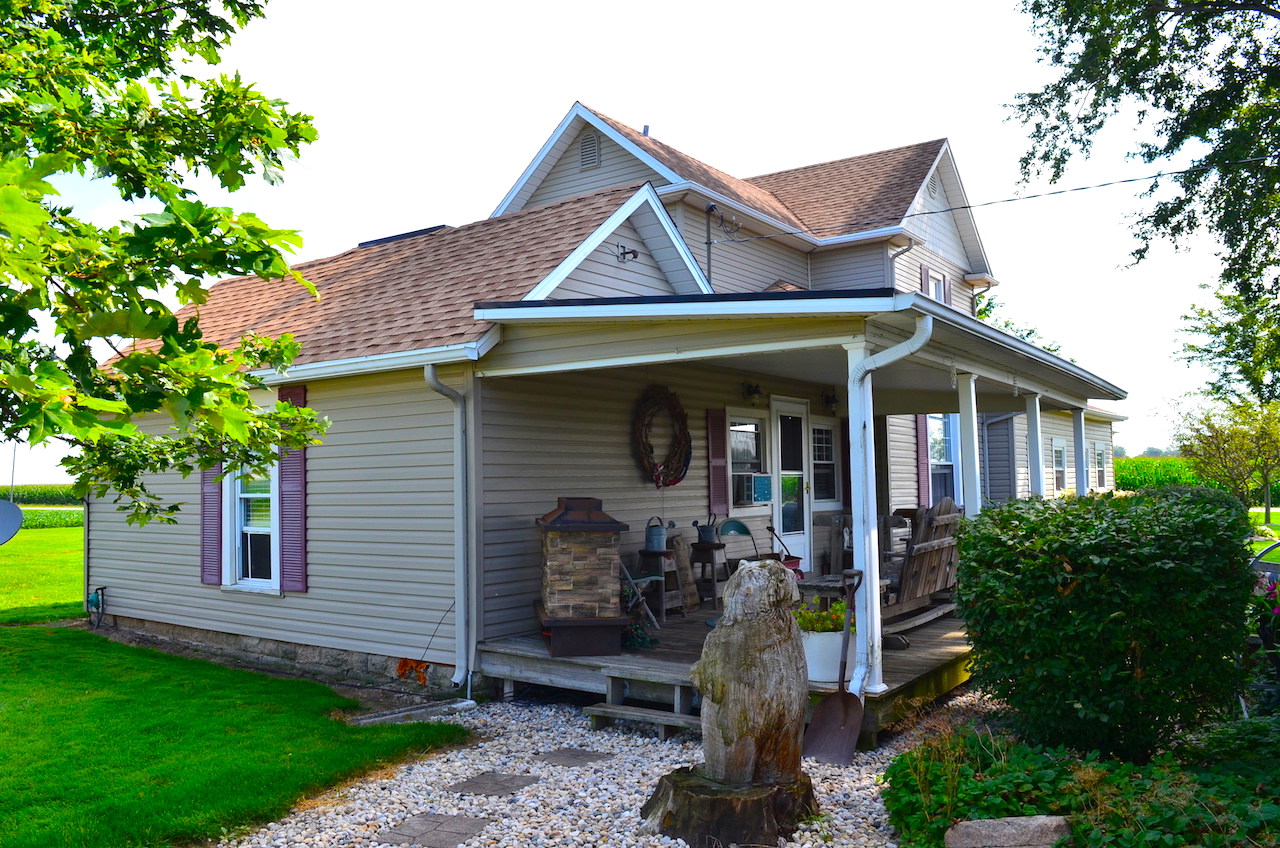 Well maintained 4 bedroom home and outbuildings in Bluffton Indiana
