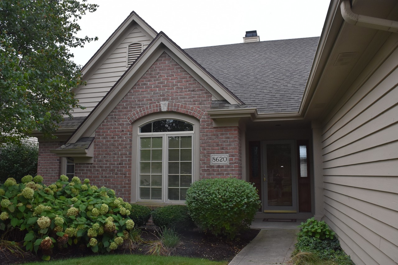 Beautiful 2,100sf Villaminium on the 13th Hole in Well Established