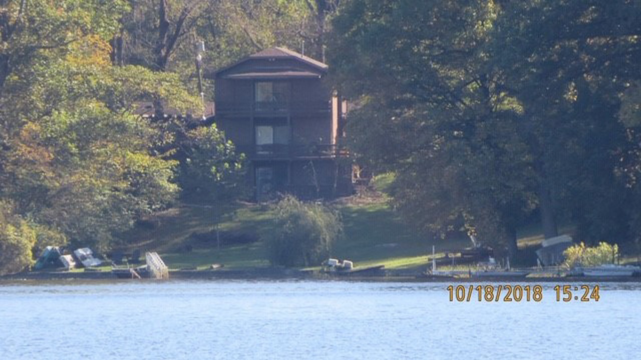 Charming 3 bedroom, 2.5 bath Home on Lake Papakeechie in Syracuse IN