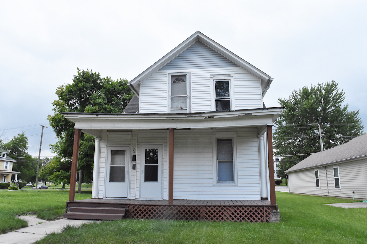 Spacious 4 bedroom duplex home just outside downtown Ft Wayne Scheerer McCulloch Indiana