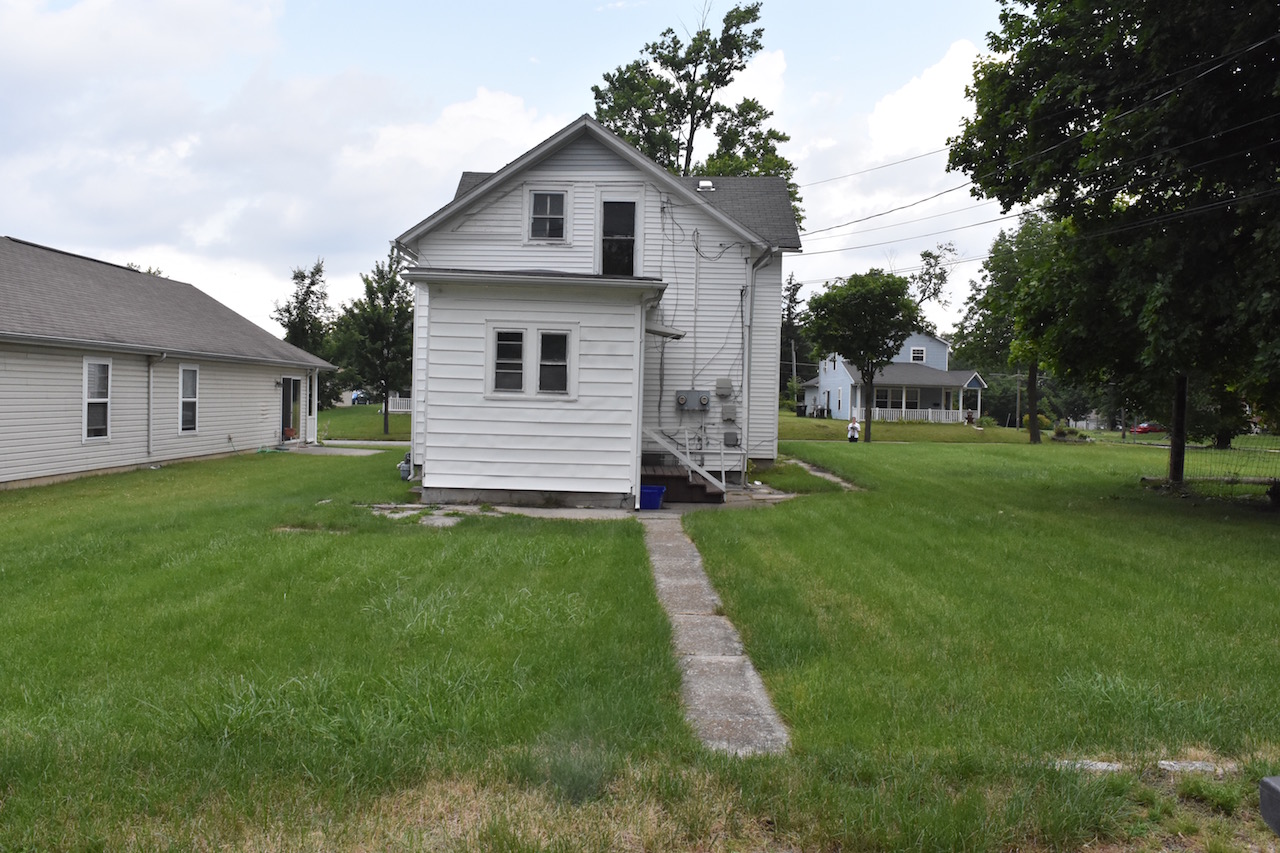 Spacious 4 bedroom duplex home just outside downtown Ft Wayne Scheerer McCulloch Indiana