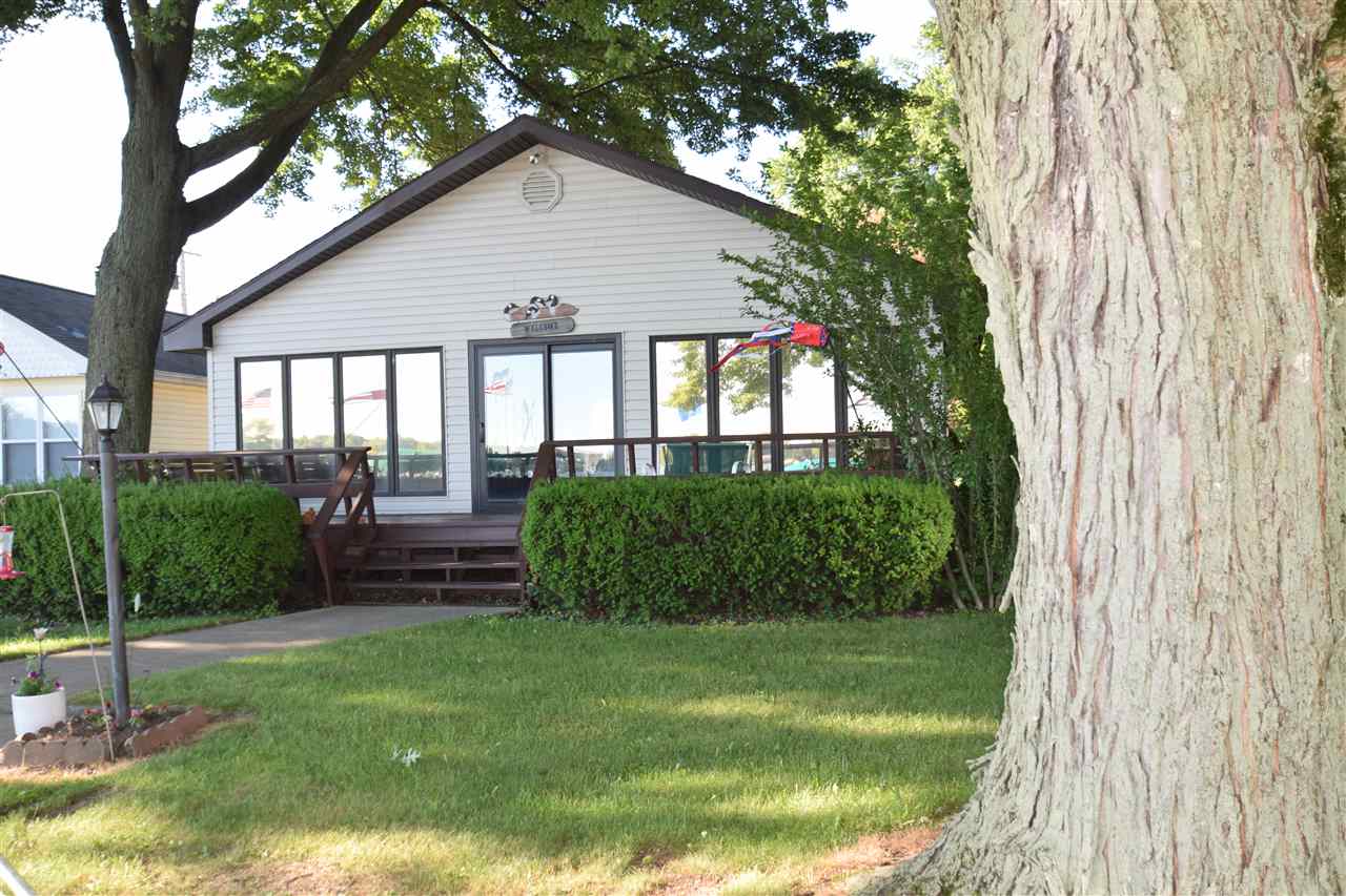 3 bedroom lakefront home with 42 feet of frontage on Lake Wawasee Scheerer McCulloch Indiana