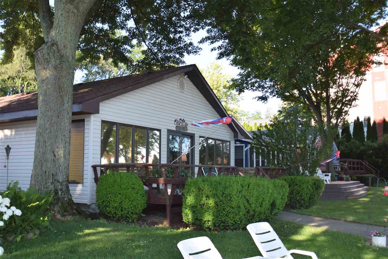 3 bedroom lakefront home with 42 feet of frontage on Lake Wawasee