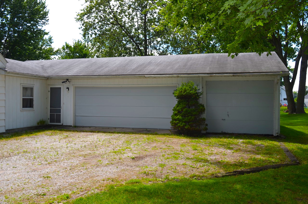 Single family home with oversized garage in Waynedale Scheerer