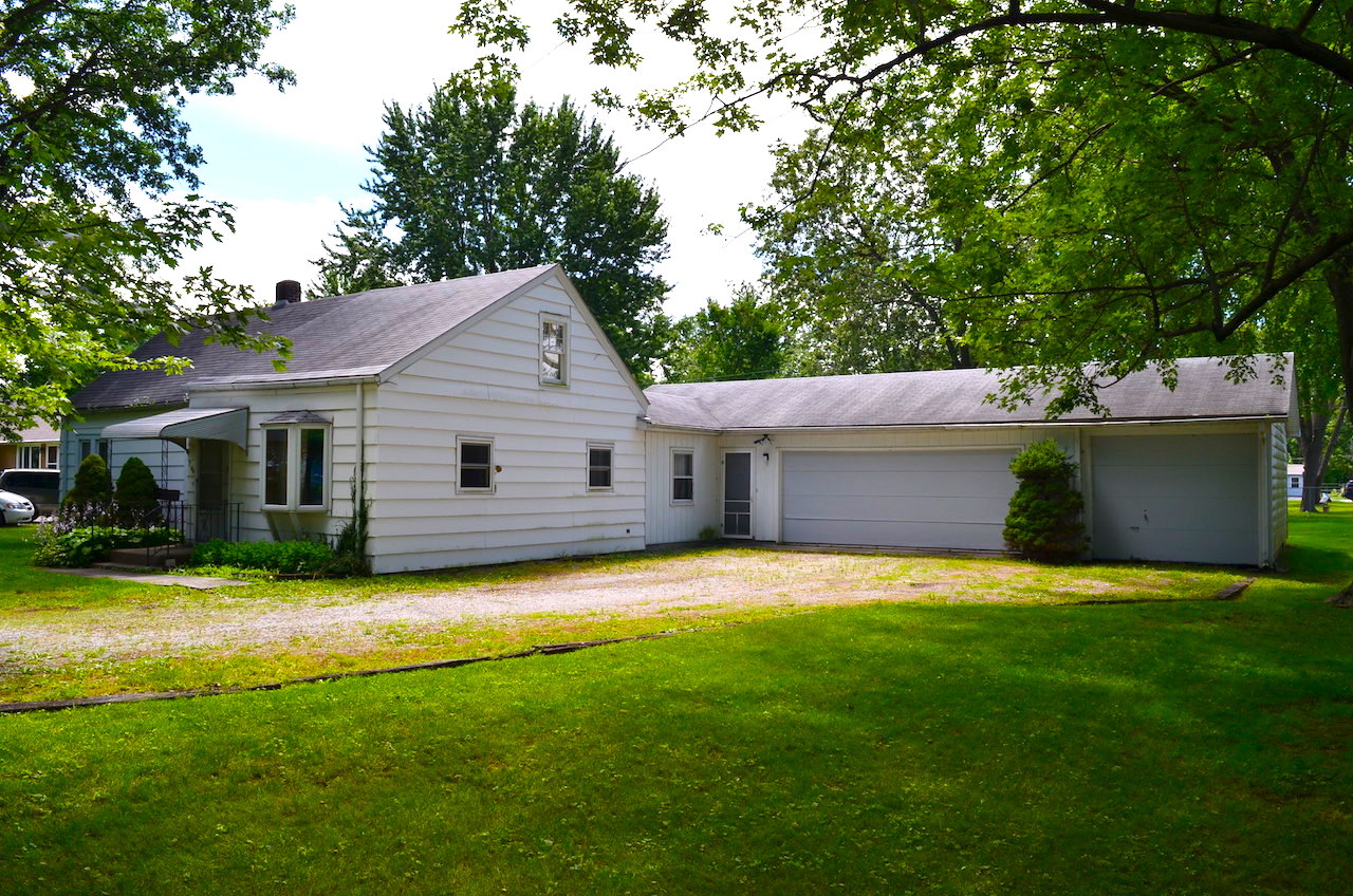 Single family home with oversized garage in Waynedale Scheerer