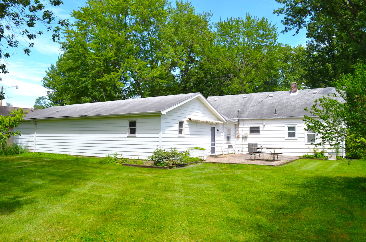 Single family home with oversized garage in Waynedale Scheerer