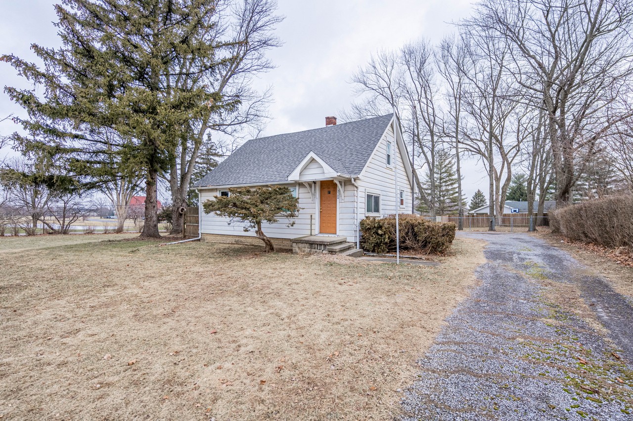 CHARMING 3 BEDROOM 1 BATH HOME IN CHURUBUSCO Scheerer McCulloch