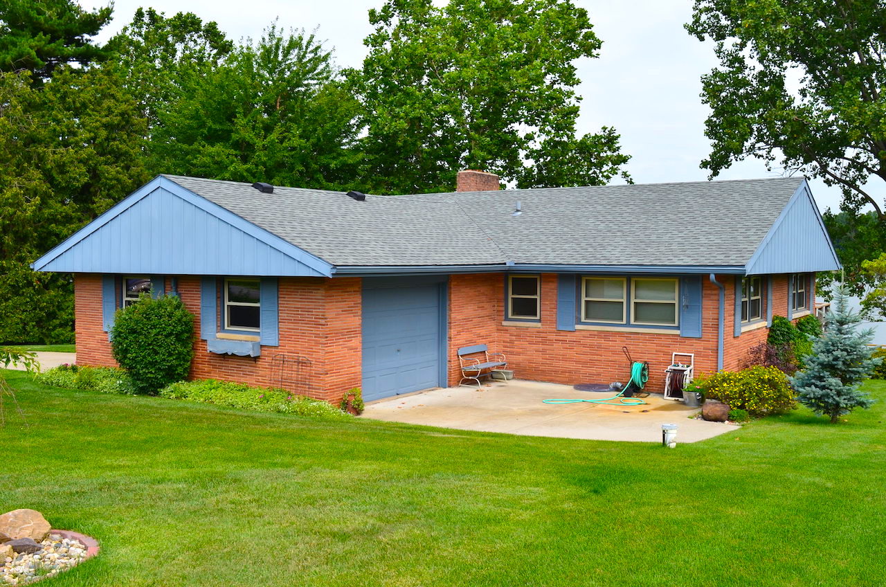 4 bedroom, 2 full bath waterfront home on Little Long Lake Scheerer