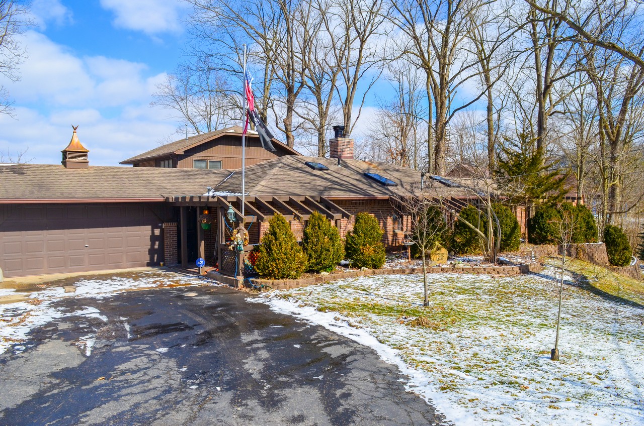Charming 3 bedroom, 2.5 bath Home on Lake Papakeechie in Syracuse IN
