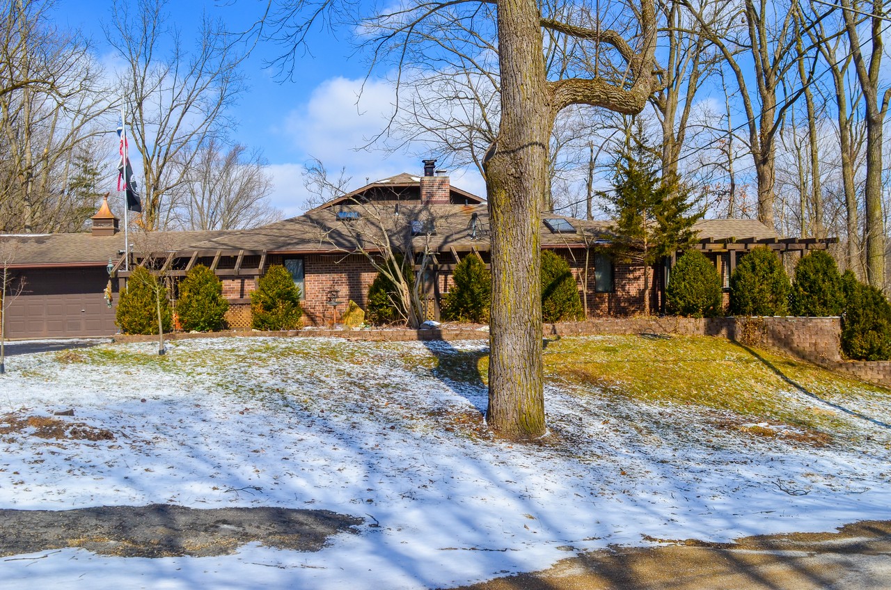 Charming 3 bedroom, 2.5 bath Home on Lake Papakeechie in Syracuse IN