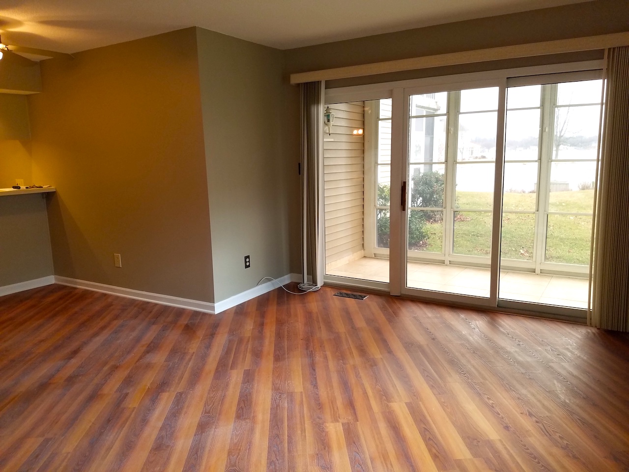 Well maintained 2 bedroom condo with garage on Syracuse Lake