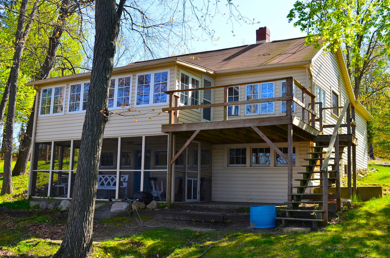 2 bedroom home with 61 feet of lakefront views on Jimmerson Lake